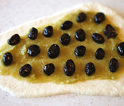 生地の上に黒豆かのこ