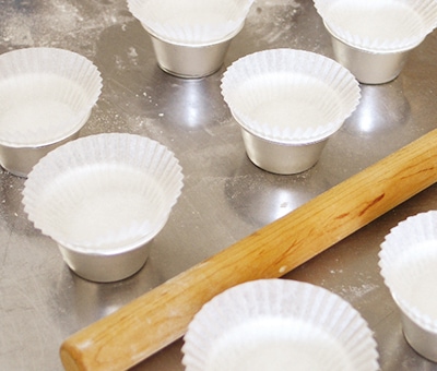 型にペーパーを引く