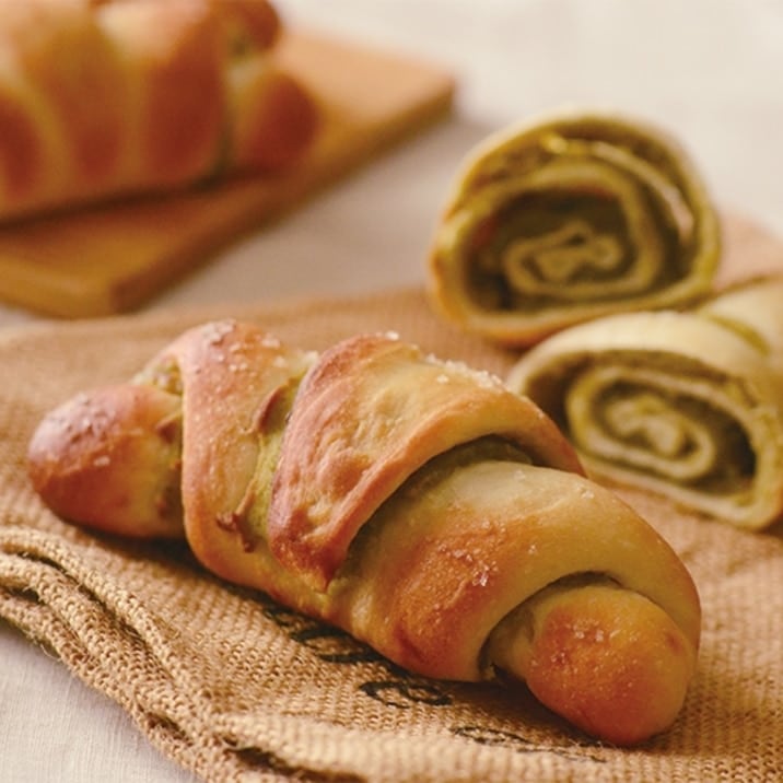 甘さと塩気がクセになる！抹茶小豆塩パン