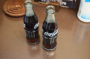 テーブルに置かれた瓶のコカ・コーラ