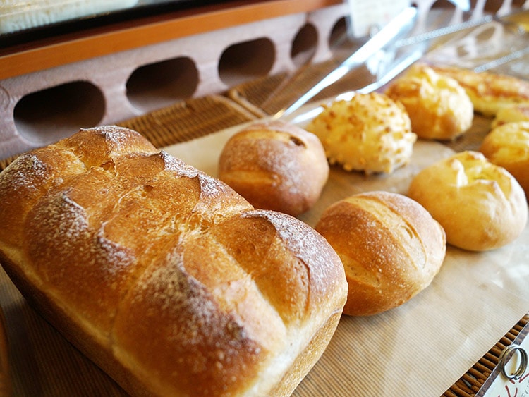 テーブルに並べられたパン