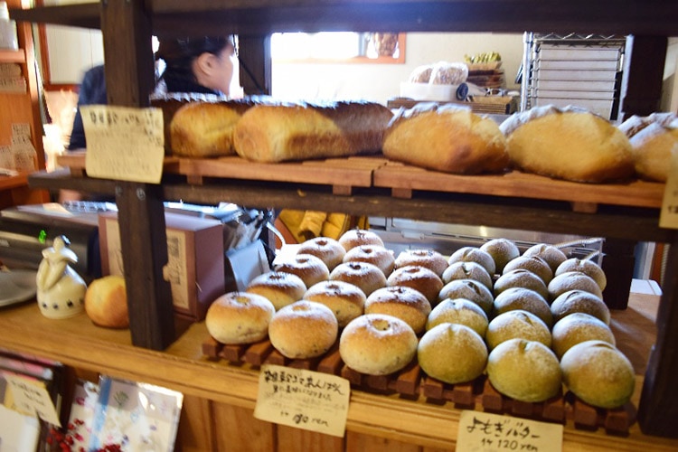 棚に並べられたパン