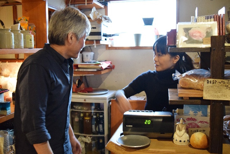 店内で会話する岸さんと裕子さん