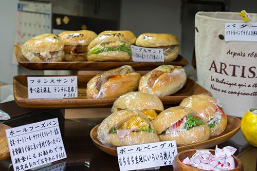 店内に陳列されたベーグルサンド