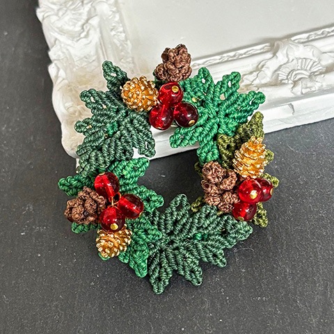 クリスマスリースのブローチ