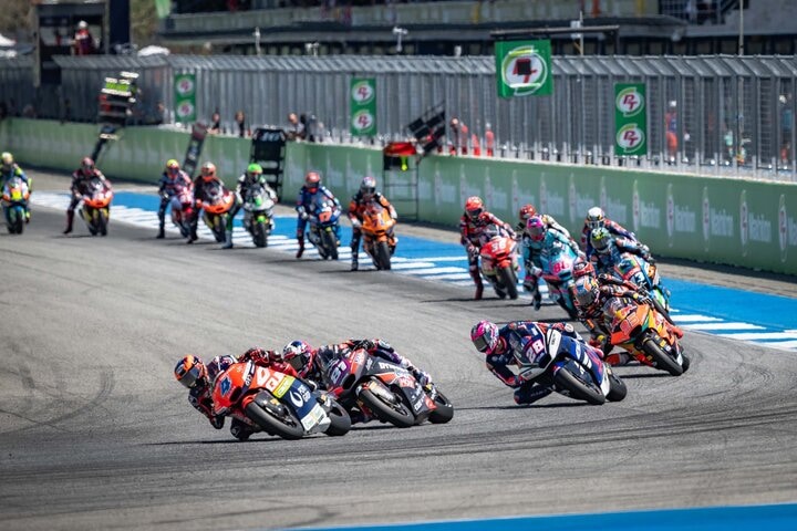 Moto2 決勝 集団走行