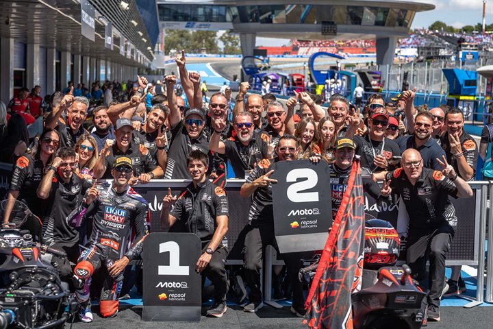 Moto2「1」と「2」のプラカードを掲げて1-2フィニッシュを祝うLIQUI MOLY Dynavolt Intact GPチーム