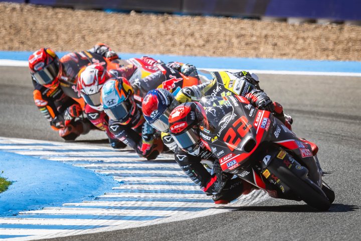 集団の先頭でMoto3バトルを引っ張るダビ・アルマンサ選手 (#22)