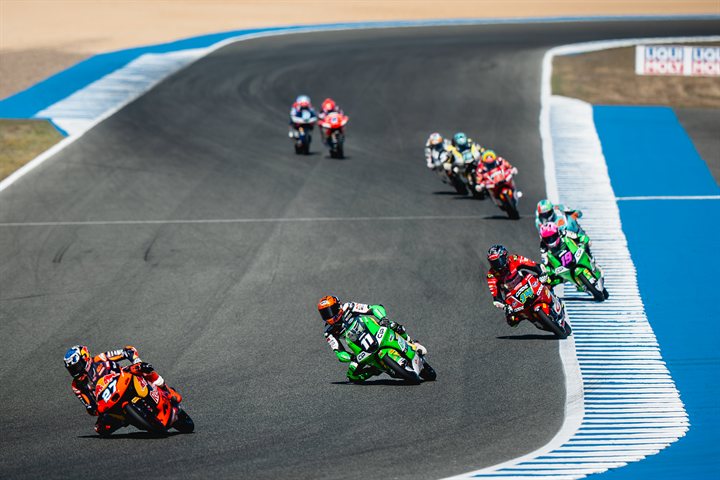 ヘレスの右コーナーを駆け抜けるMoto3集団。グリーンのCIP Green Powerマシンも見える