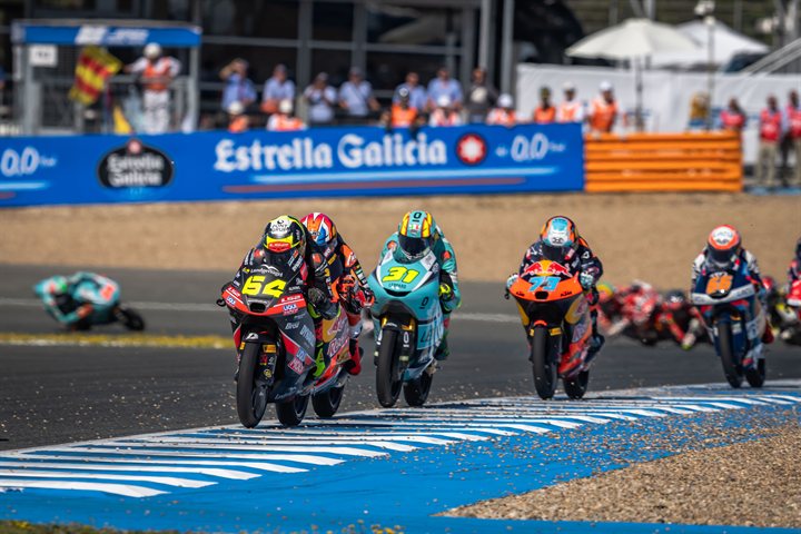 ヘレスの第1コーナー進入、Moto3トップ集団を形成するライダーたち