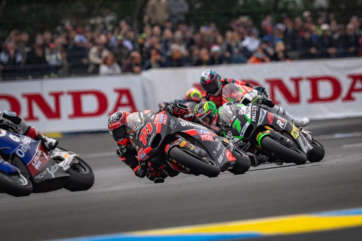 ル・マンのコーナーに進入するLIQUI MOLY Dynavolt Intact GPのMoto2マシン
