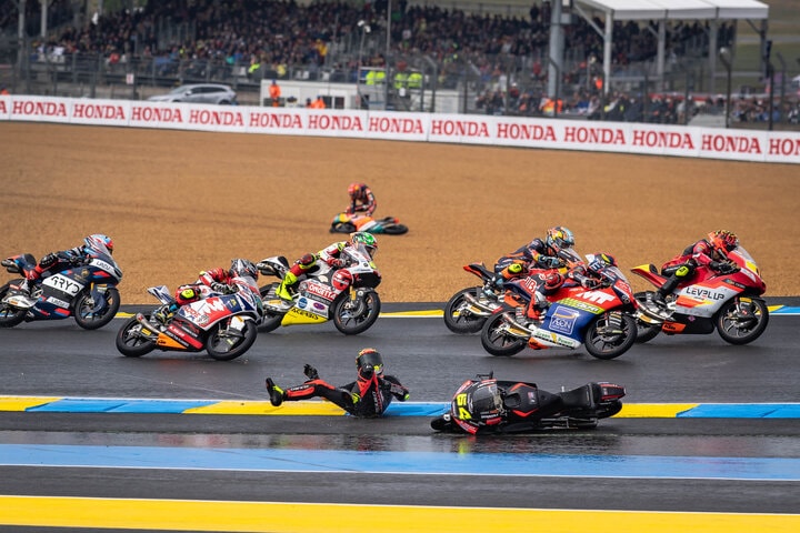 ル・マンのハードブレーキングセクションで競り合うMoto3マシン