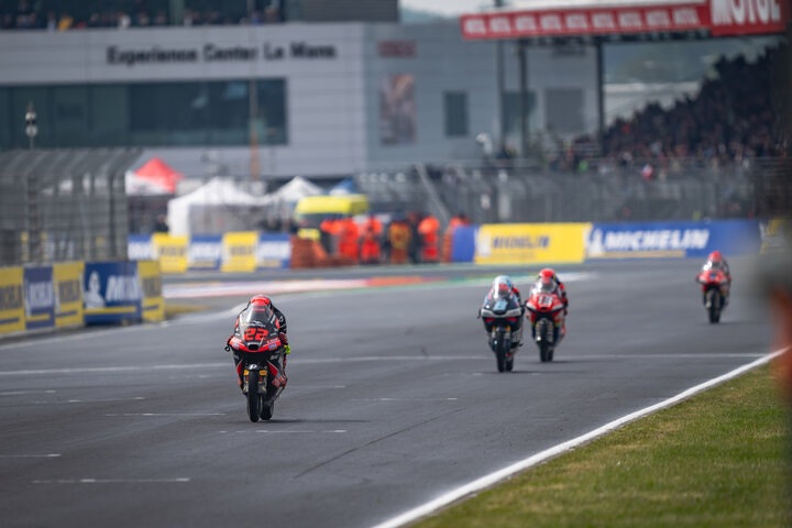 ル・マンのハードブレーキングセクションで競り合うMoto3マシン