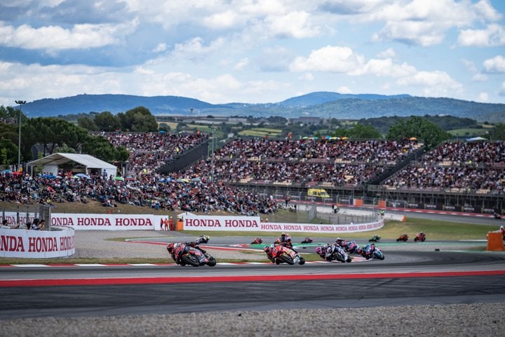 カタルーニャ・サーキットを駆け抜けるMoto2マシン