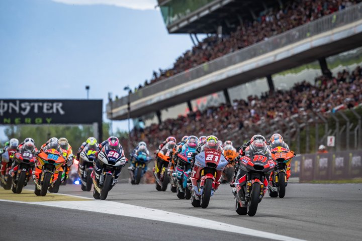 カタルーニャGP決勝スタート直後のMoto2グループ
