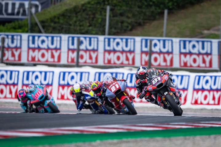 カタルーニャGPで先頭を走るマヌエル・ゴンザレス選手（#18）