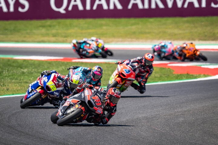 ムジェロ・サーキットを駆け抜けるMoto2マシンの集団