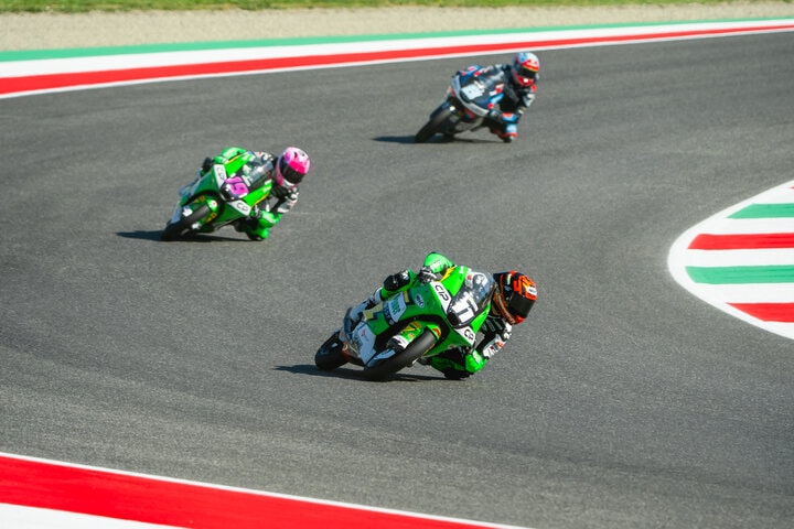 ムジェロの予選で連なって走り込むCIP Green Powerの2台