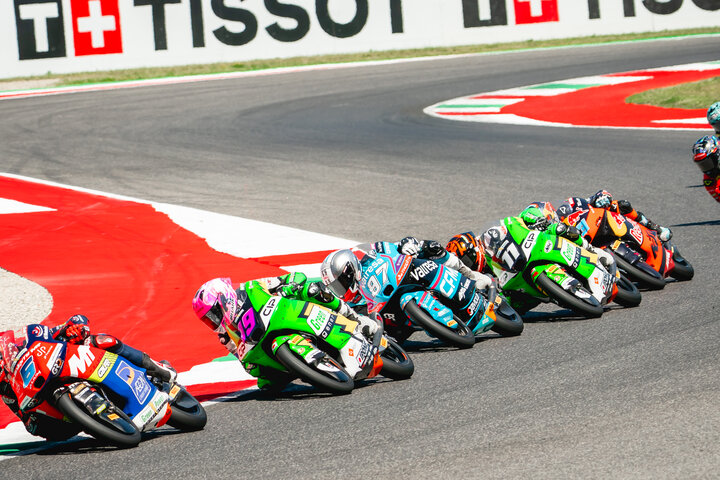 ムジェロGPの大集団でバトルを展開するMoto3勢、CIP Green Powerのバイクも見える