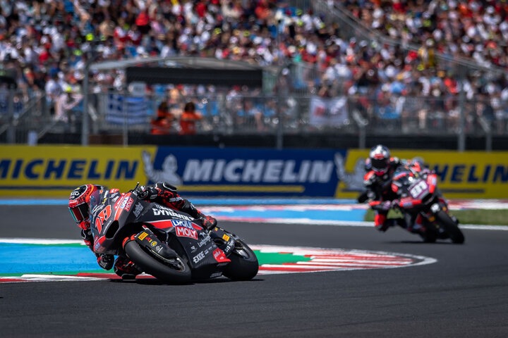 バラトン・パーク・サーキットでスタートを切るMoto3クラスの集団