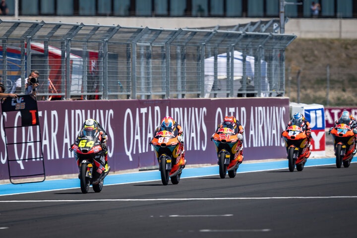 バラトン・パークでKTM Moto3勢が連なって加速していくレースシーン