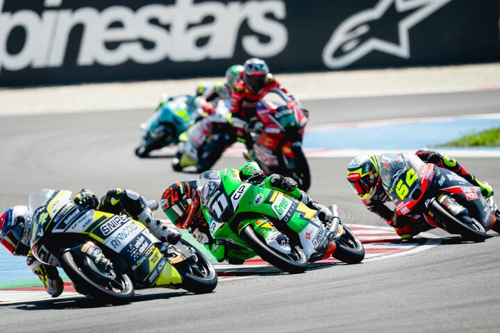 Moto3集団バトルでコーナーを攻めるアドリアン・クルーセス選手（CIP Green Power Team #11）