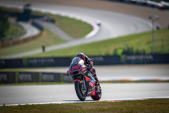 ブルノのコーナーで強烈なバンクを決めるLIQUI MOLY Dynavolt Intact GP Moto2のマシン