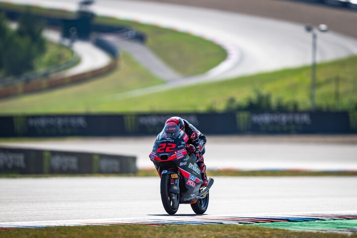 ブルノの予選でラップレコードを叩き出し3戦連続ポールを獲得したダビド・アルマンサ選手（#22）