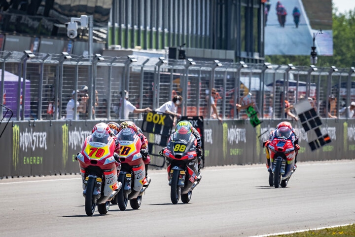 ブルノのチェッカードフラッグを目指すマルコス・ウリアルテ選手（#88、中央／代役参戦）を含むMoto3勢