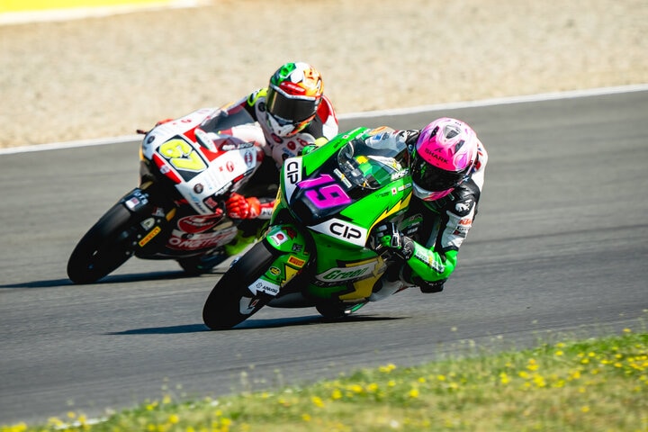 ブルノのコーナーで深くバンクを決めるスコット・オグデン選手（CIP Green Power Team #19、緑のCIPカラー）