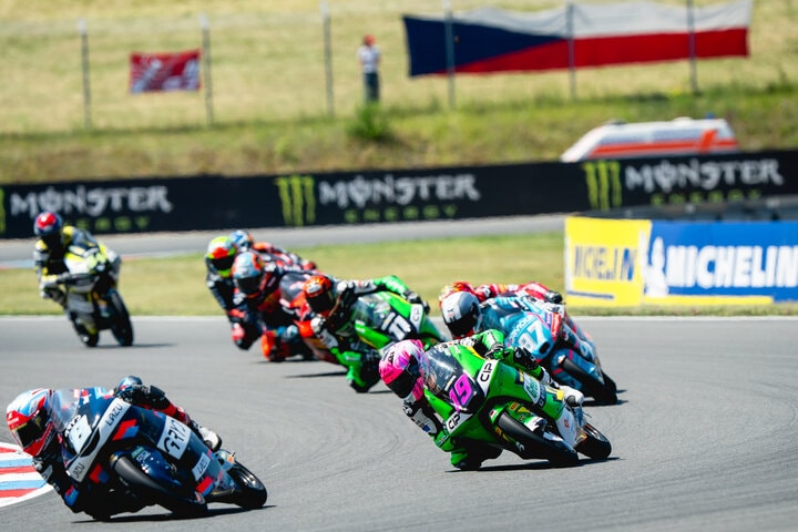チェコの国旗を背にMoto3の集団バトルを戦うスコット・オグデン選手（CIP Green Power Team #19）