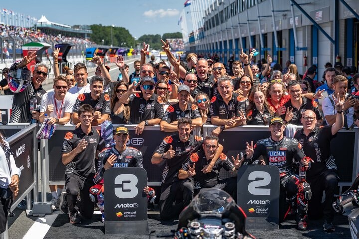 Moto2で2位・3位を獲得し、チーム一丸で喜びを分かち合うLIQUI MOLY Dynavolt Intact GP（アッセン）