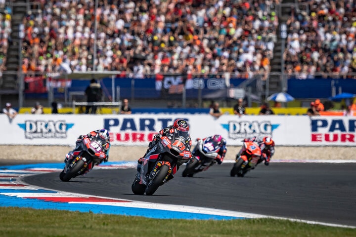 アッセンのMoto2決勝でトップ集団を率いるマヌエル・ゴンザレス選手（#18／LIQUI MOLY Dynavolt Intact GP）