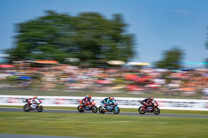 Moto3決勝で集団を走行するダビド・アルマンサ選手（#22／LIQUI MOLY Dynavolt Intact GP、写真右のDYNAVOLTカラー）