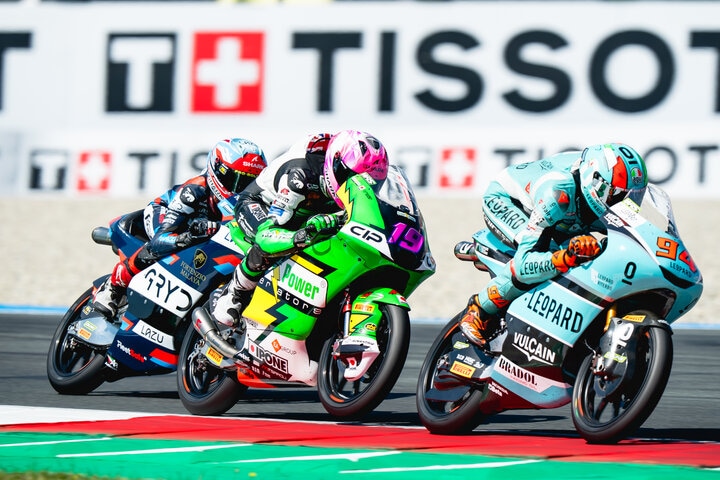 Moto3決勝で集団バトルを繰り広げるスコット・オグデン選手（#19／CIP Green Power Team）