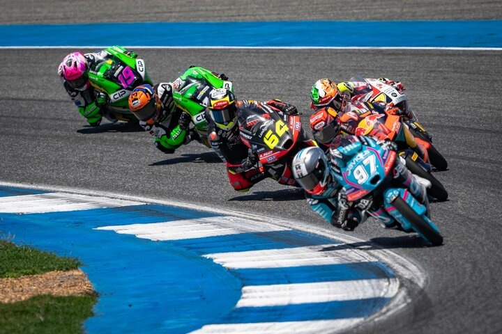 Moto3 決勝 激しい集団バトルの様子