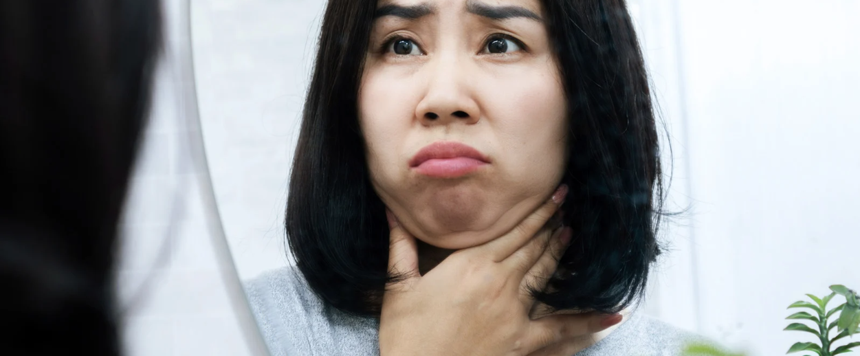 鏡をみる女性
