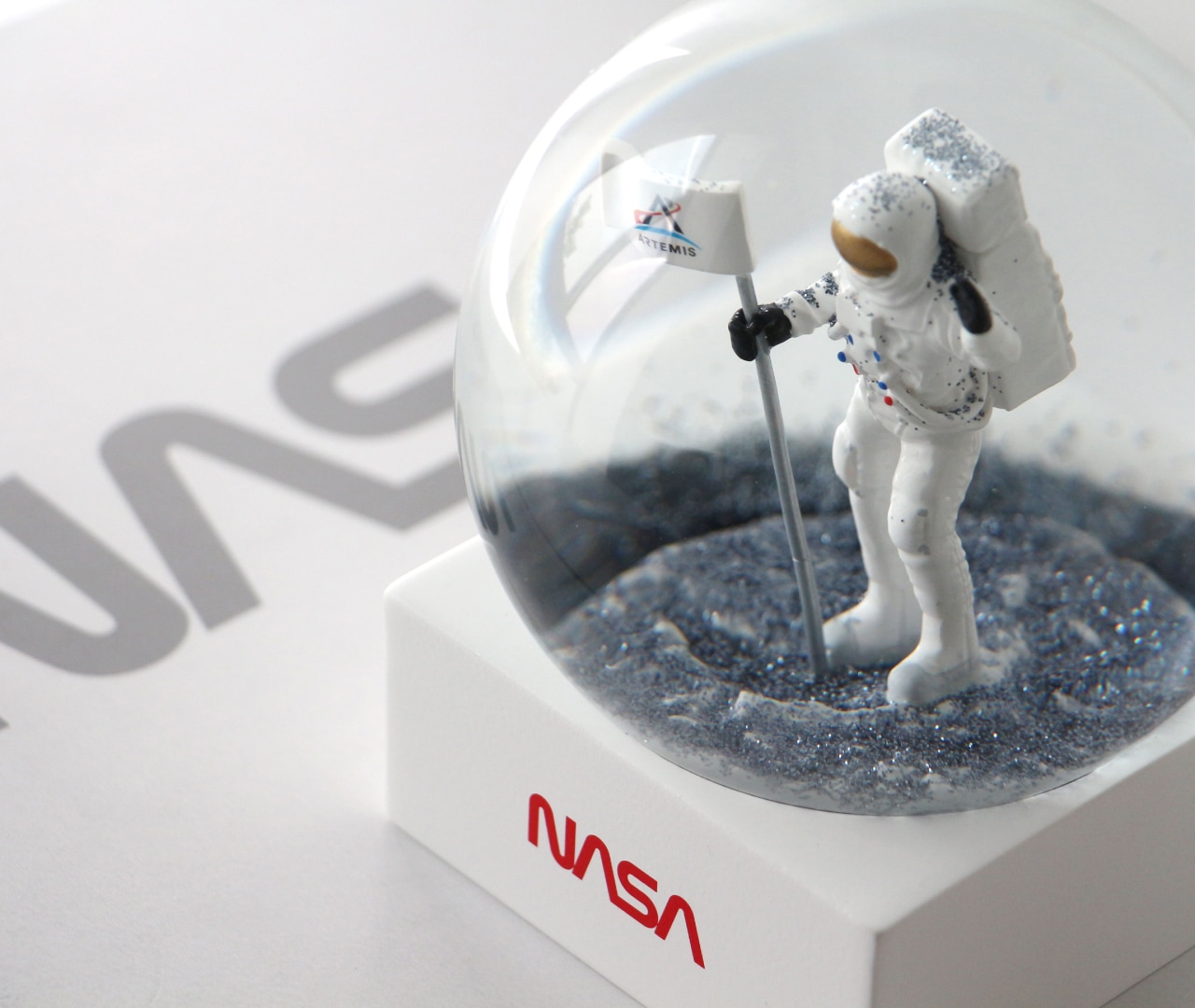 ナサ スノー グローブ | 月面の宇宙飛行士モチーフのスノードーム