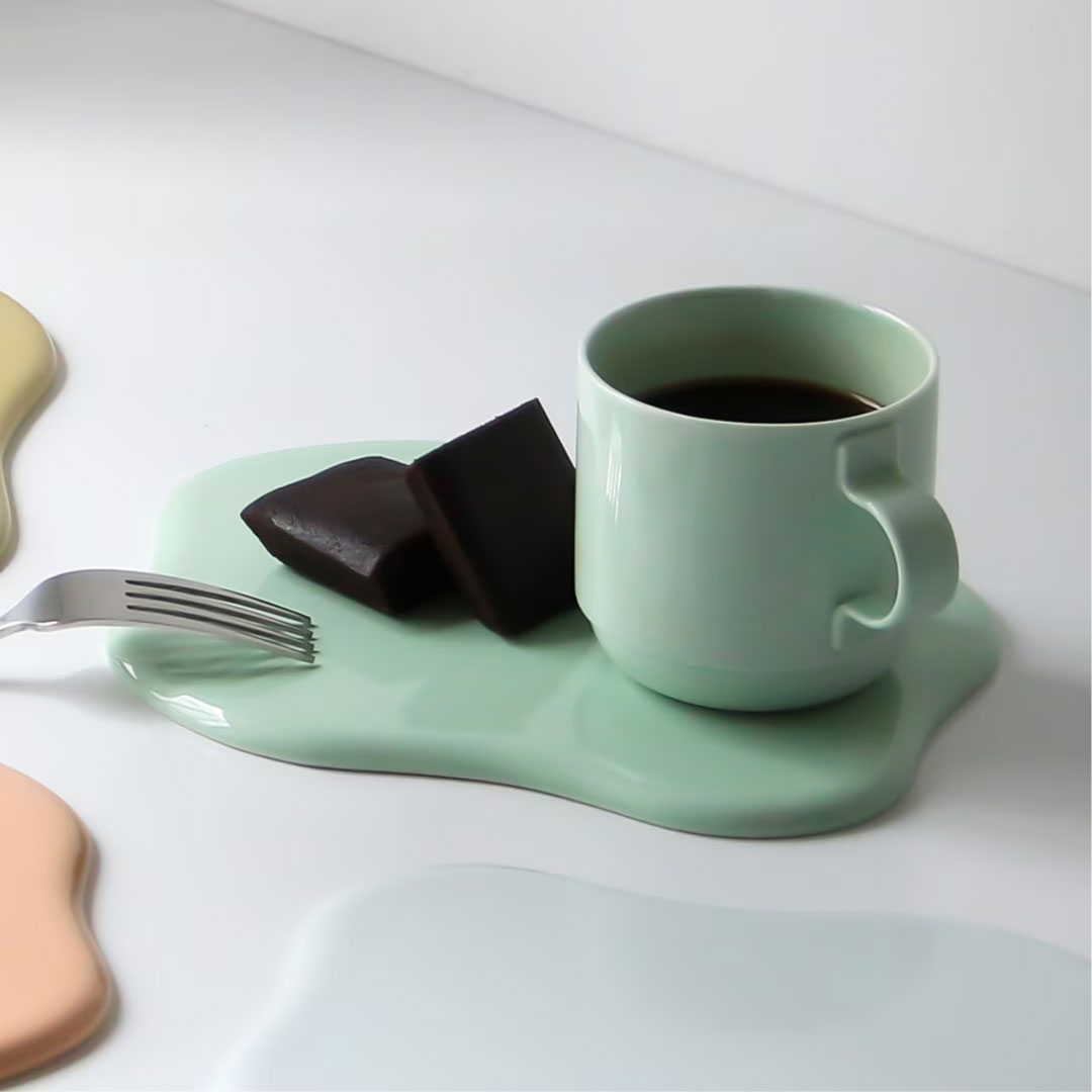 アイスが溶けたようなデザインの陶器のトレイ