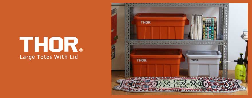 リビングで棚の中に収納するTHORラージトート