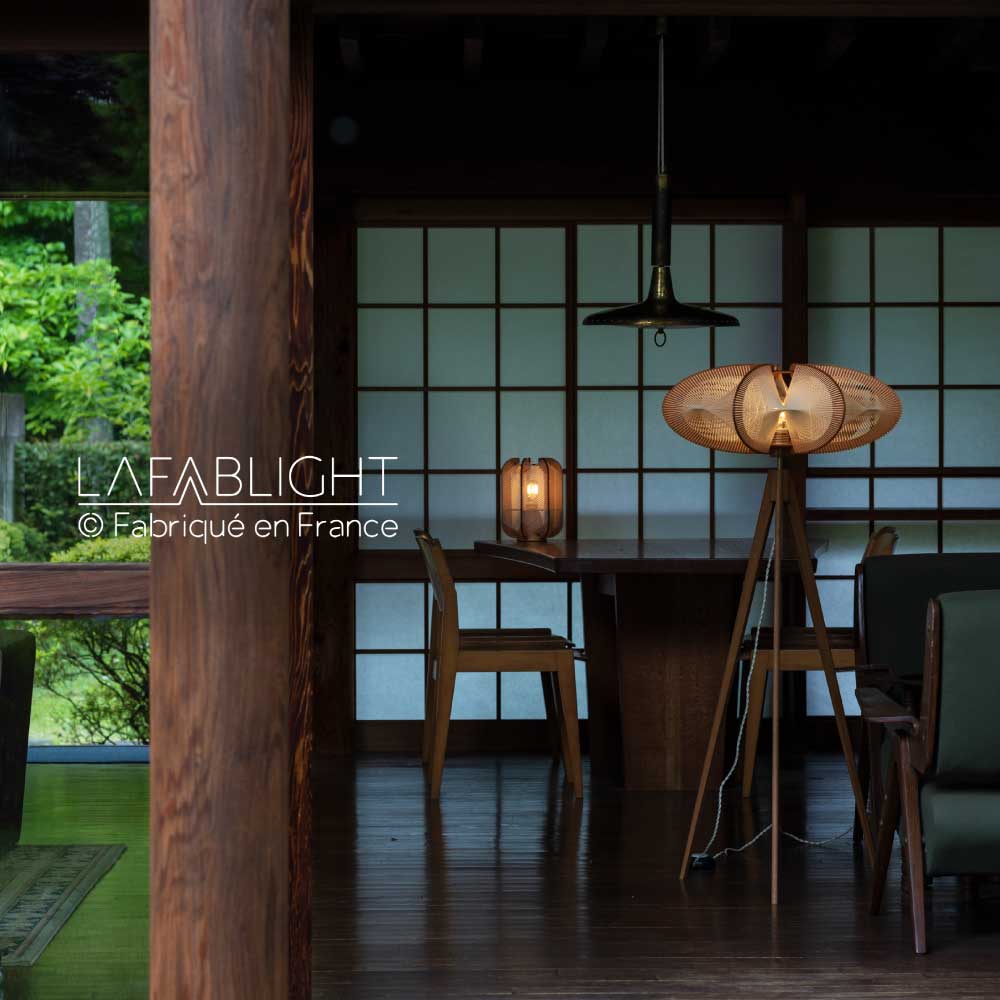 木枠と糸を組み合わせたフランス製のLAFABLIGHTの照明