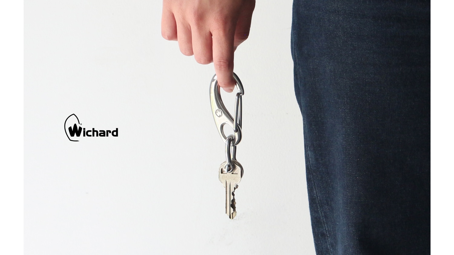 指にかけたシルエットが美しいWichardのカラビナとシャックル