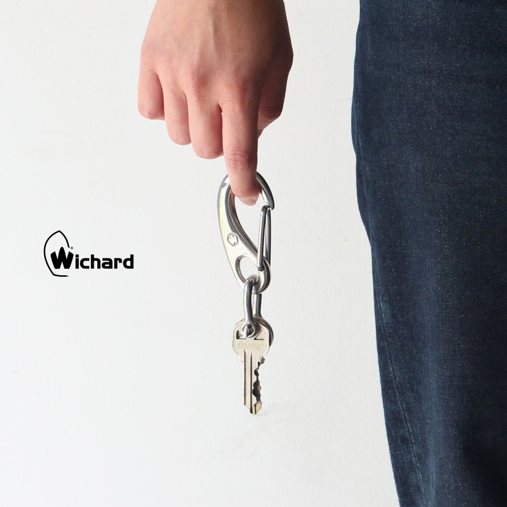 指にかけたシルエットが美しいWichardのカラビナとシャックル