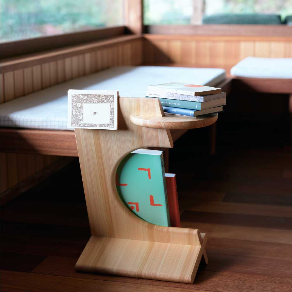 読書を愛する人に寄り添う、栞（しおり）のようなMADE IN JAPANのサイドテーブル