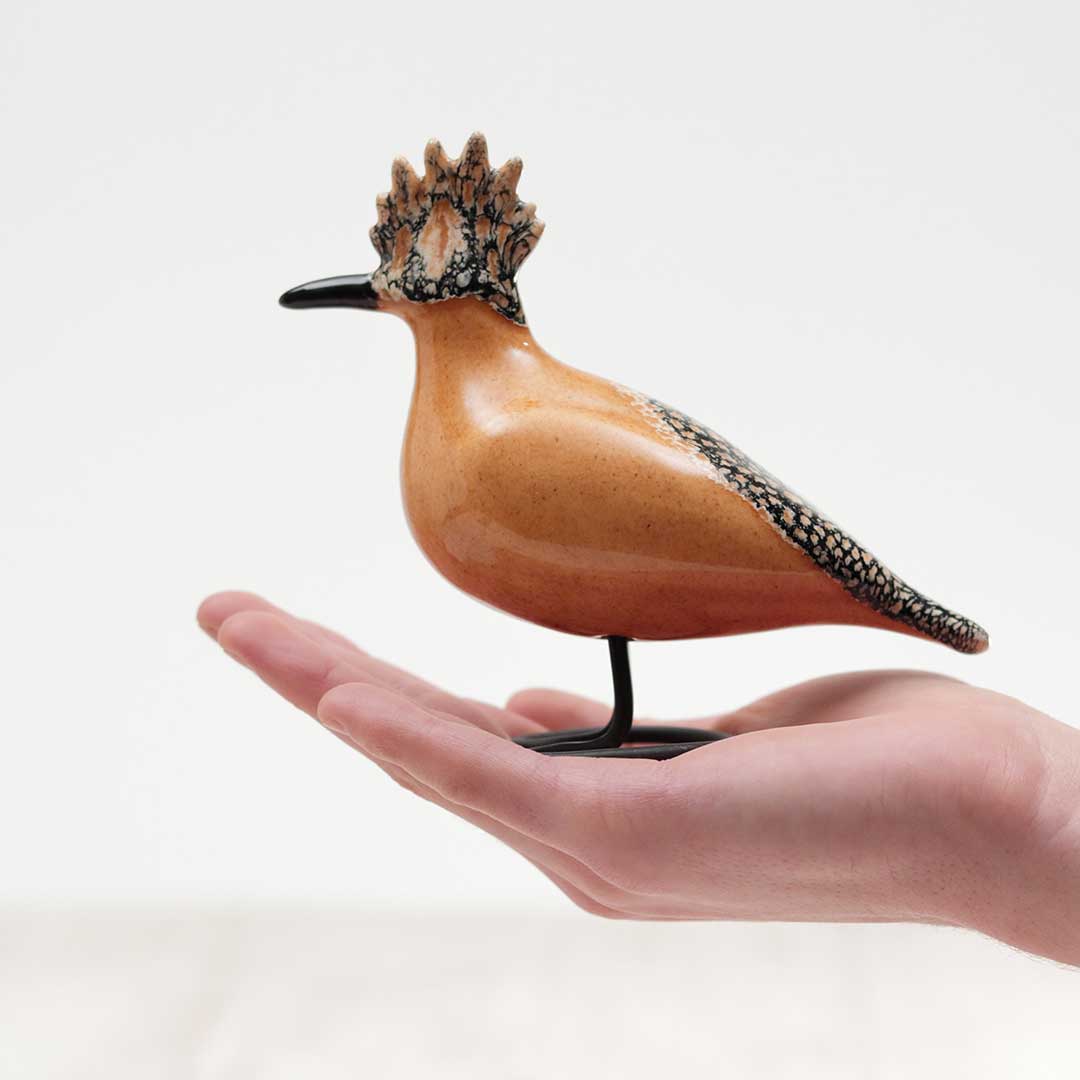 手のひらに乗せたJehn Ceramicsの陶器製の鳥のオブジェ