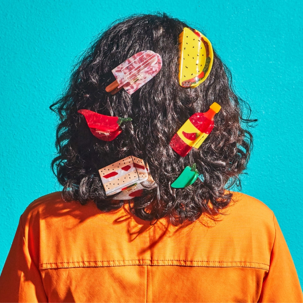 女性の髪に留めたカラフルでユニークなJenny lemonsのヘアクリップ