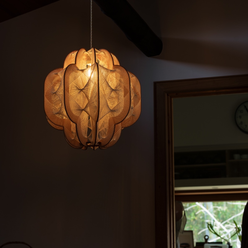 日差しが入る部屋で佇むNohayamapasの宇宙飛行士のオブジェ