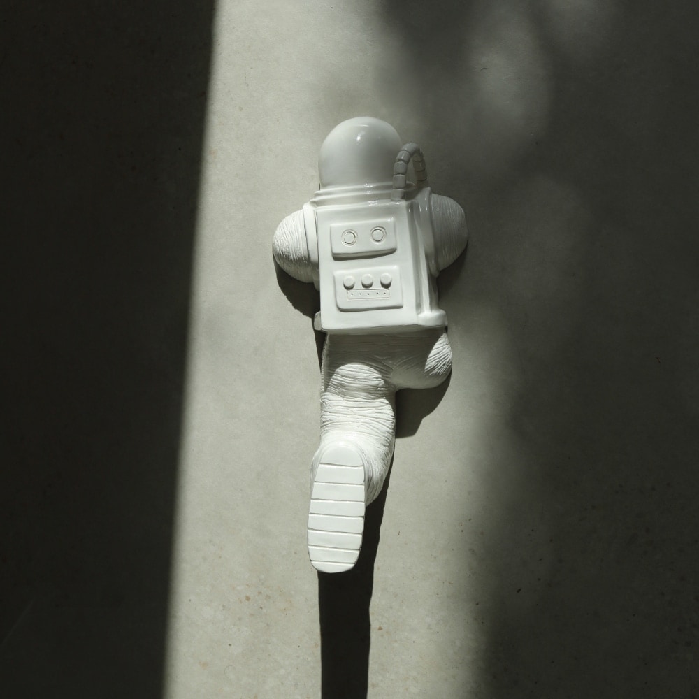 日差しが入る部屋で佇むNohayamapasの宇宙飛行士のオブジェ