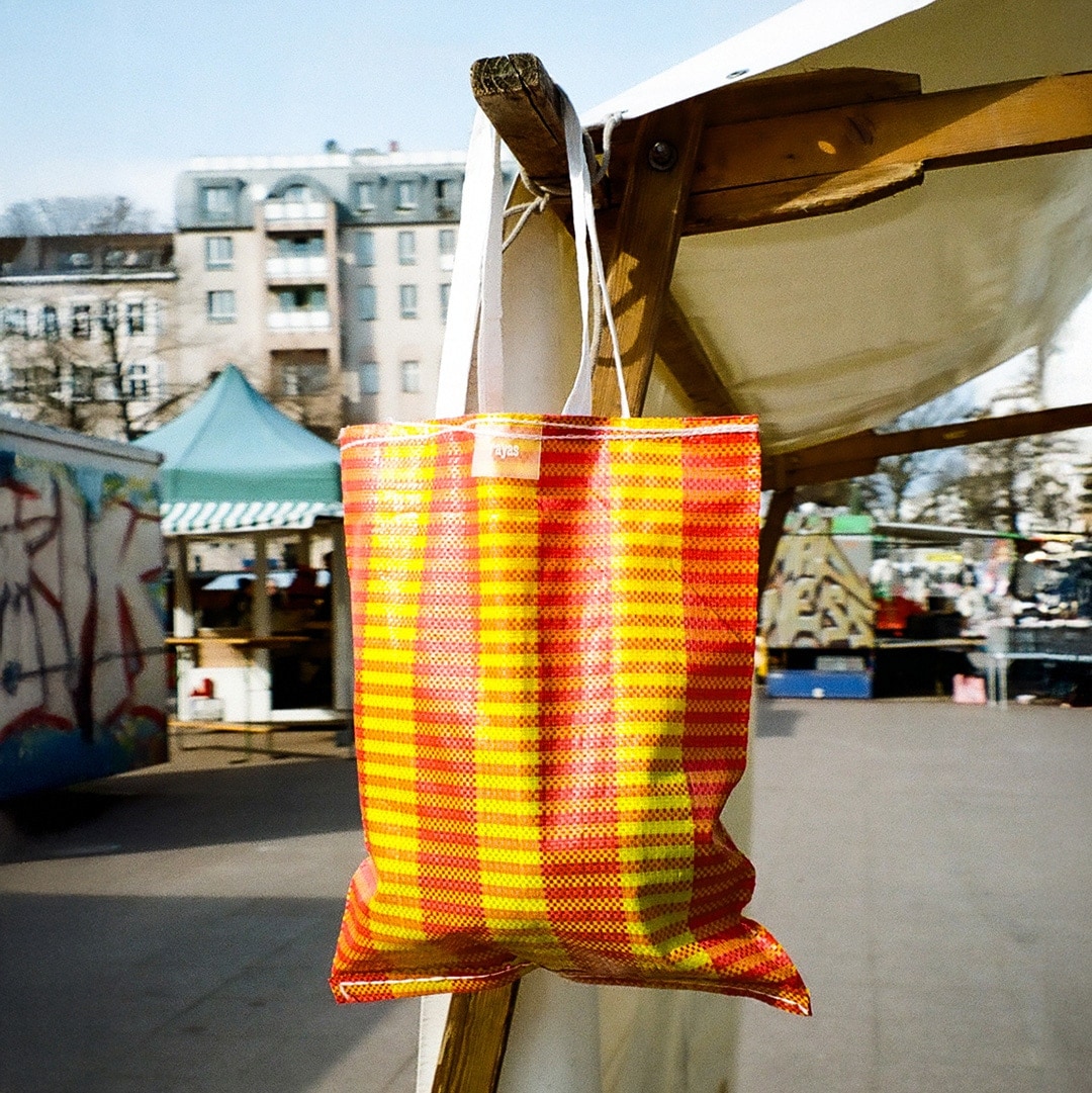 屋外の日光の下で鮮やかなrayasのトートバッグ