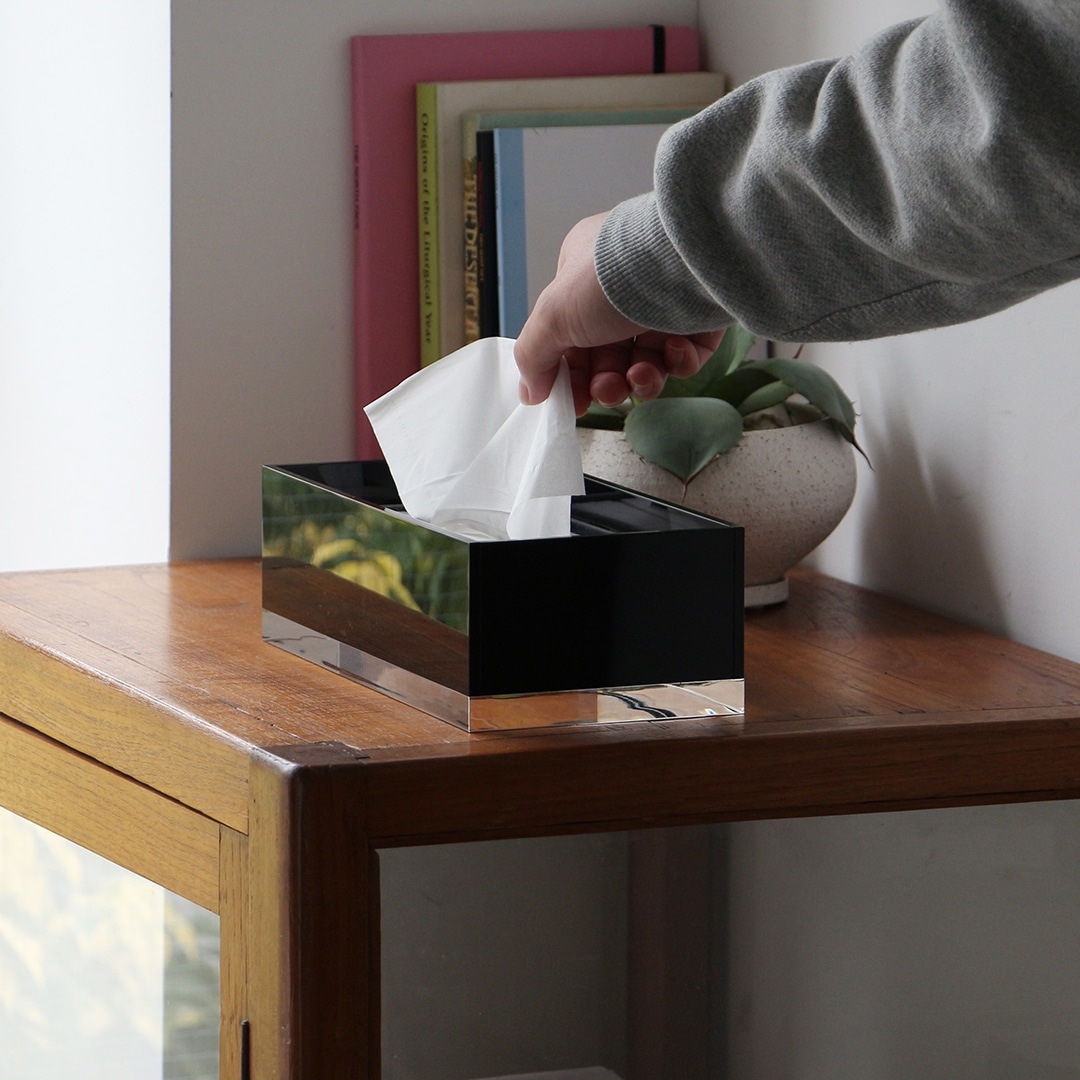 棚に置かれた高品質で透明度の高いwaazwizのアクリルティッシュケース